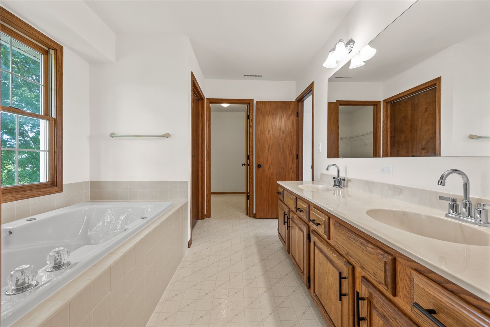1077 Milstead Drive Hiawatha IA 52233