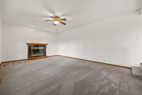 1077 Milstead Drive Hiawatha IA 52233