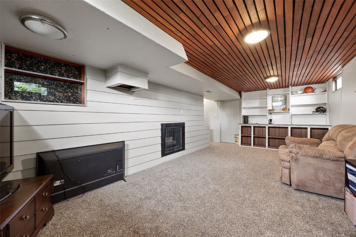 745 Eastview Drive Robins IA 52328