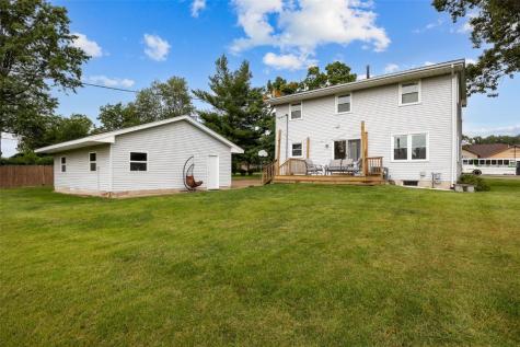 745 Eastview Drive Robins IA 52328