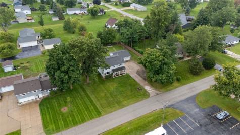 745 Eastview Drive Robins IA 52328