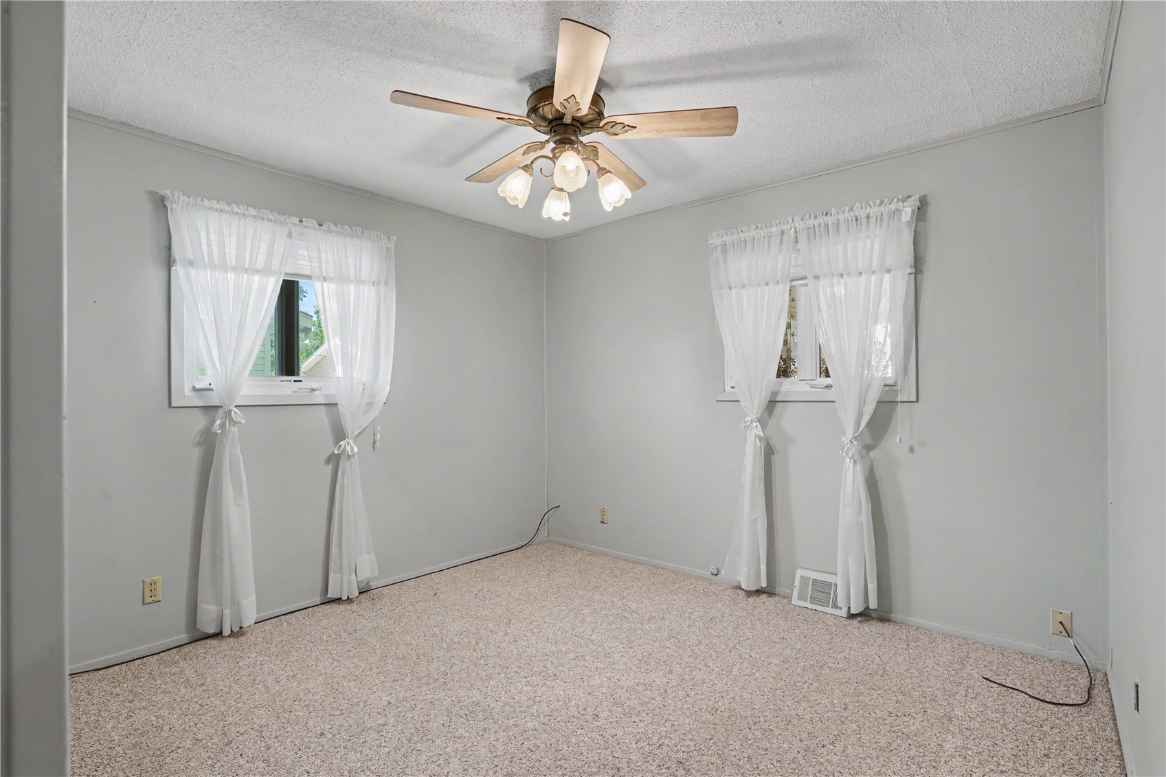 1052 Clifton Street NE Cedar Rapids IA 52402