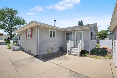 1052 Clifton Street NE Cedar Rapids IA 52402