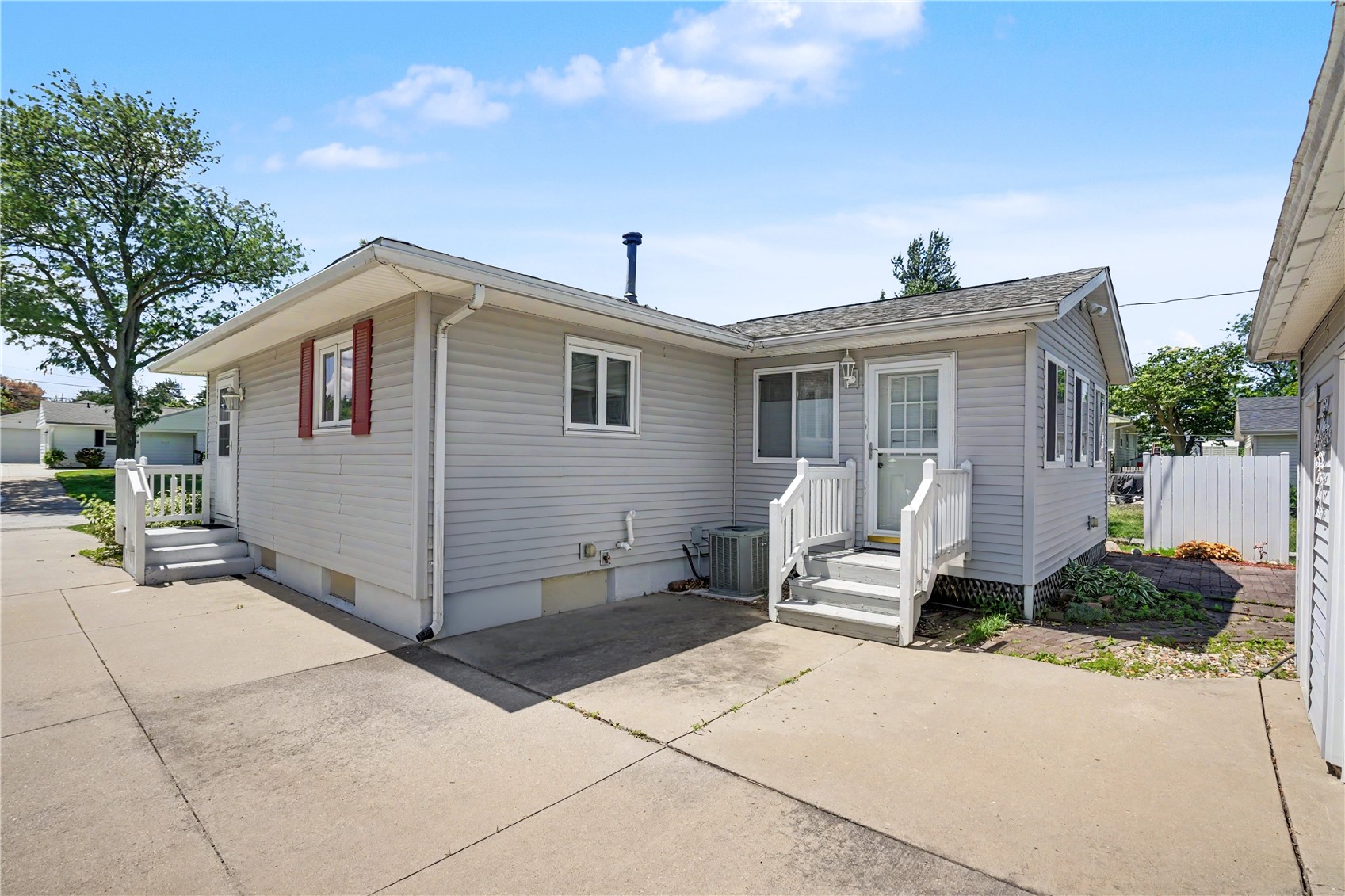 1052 Clifton Street NE Cedar Rapids IA 52402