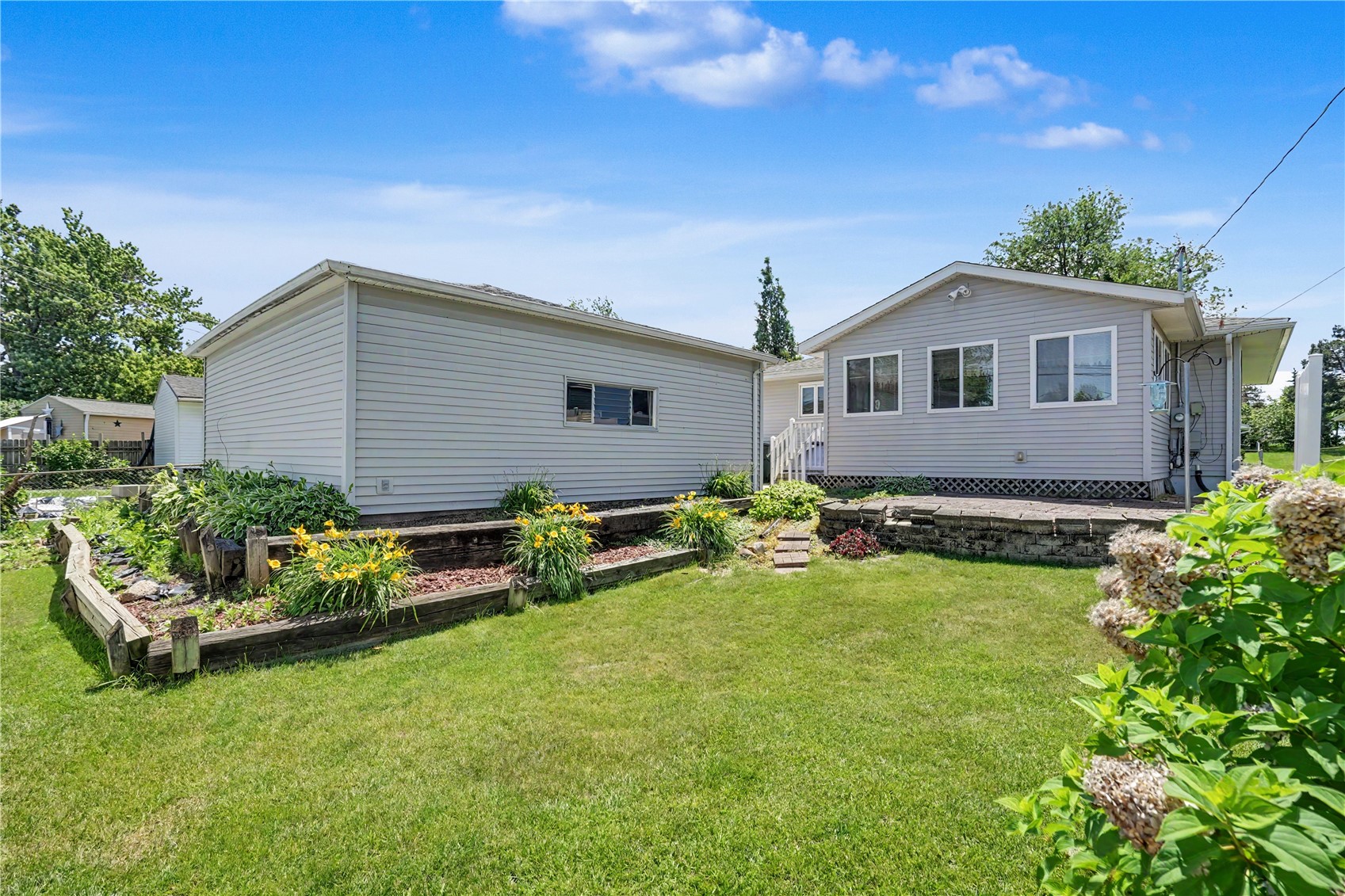1052 Clifton Street NE Cedar Rapids IA 52402