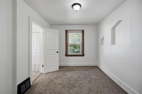 906 Center Point Road NE Cedar Rapids IA 52402