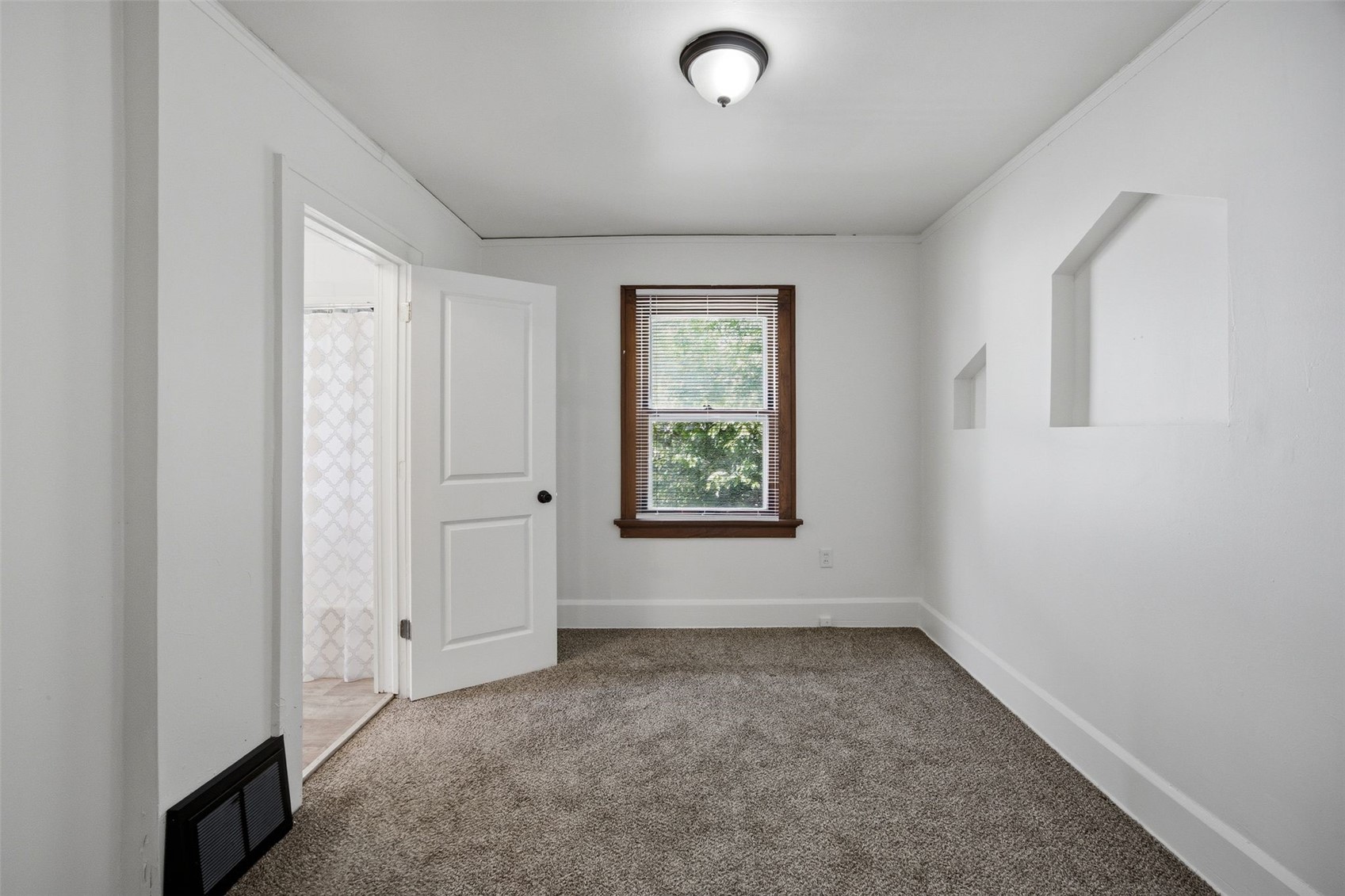 906 Center Point Road NE Cedar Rapids IA 52402