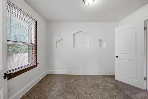 906 Center Point Road NE Cedar Rapids IA 52402