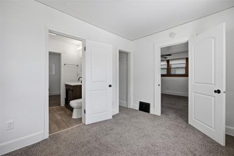 906 Center Point Road NE Cedar Rapids IA 52402
