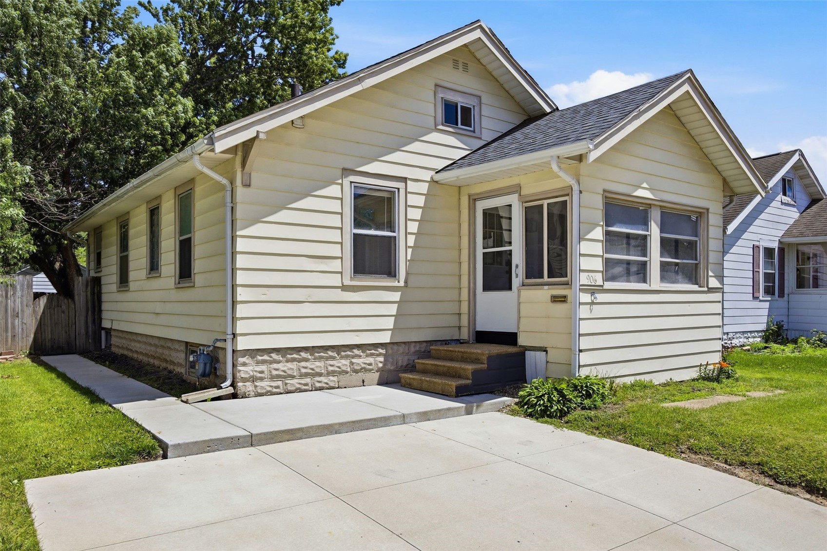 906 Center Point Road NE Cedar Rapids IA 52402