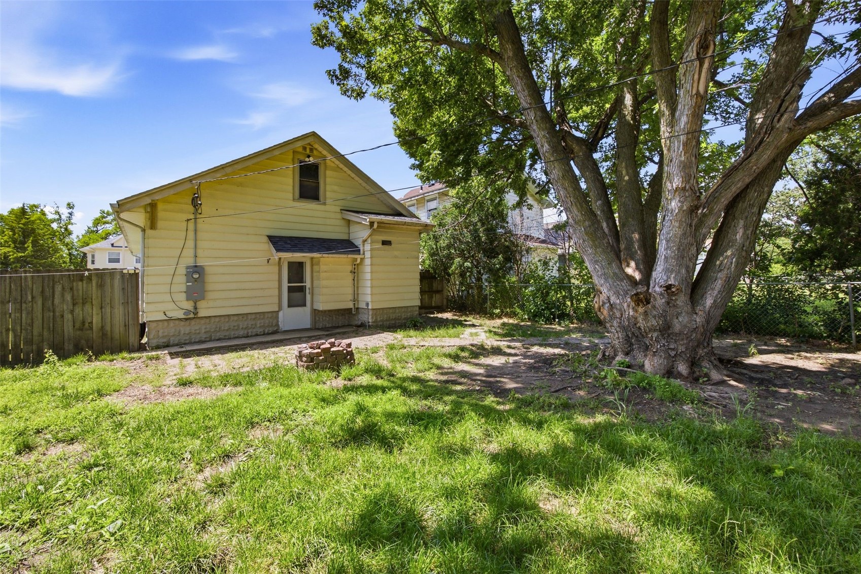 906 Center Point Road NE Cedar Rapids IA 52402