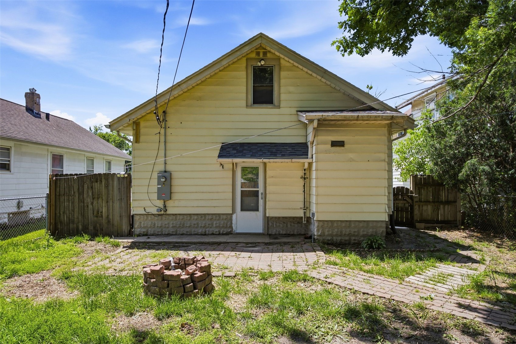 906 Center Point Road NE Cedar Rapids IA 52402