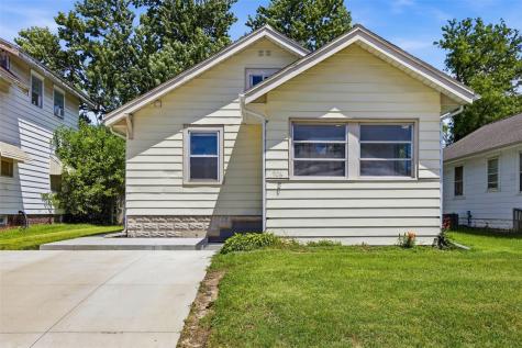 906 Center Point Road NE Cedar Rapids IA 52402