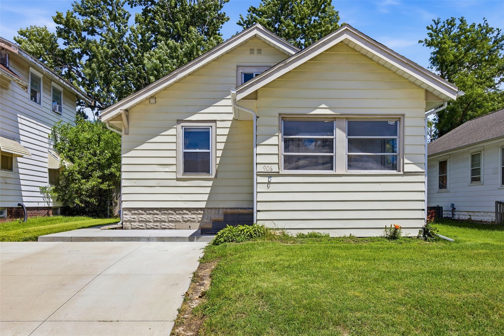 906 Center Point Road NE Cedar Rapids IA 52402