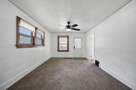 906 Center Point Road NE Cedar Rapids IA 52402