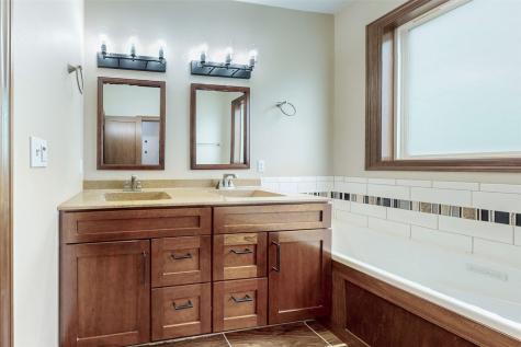 716 Tiburan Lane NE Cedar Rapids IA 52402