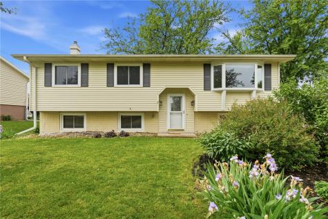 1069 Emmons Street Hiawatha IA 52233