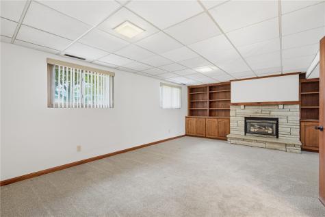 1069 Emmons Street Hiawatha IA 52233