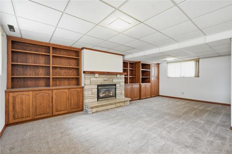 1069 Emmons Street Hiawatha IA 52233