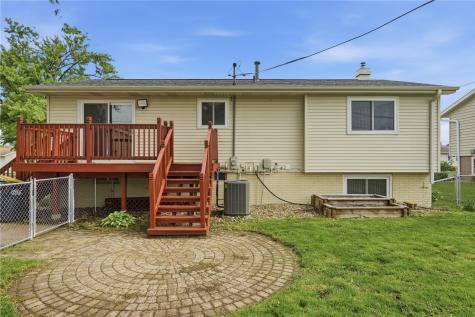 1069 Emmons Street Hiawatha IA 52233