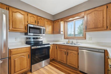 1069 Emmons Street Hiawatha IA 52233