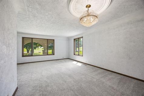 400 E Southview Road Fairfax IA 52228