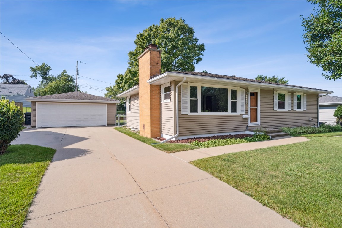 3833 Clark Road SE Cedar Rapids IA 52403