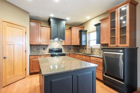 439 Creek Side Drive Fairfax IA 52228