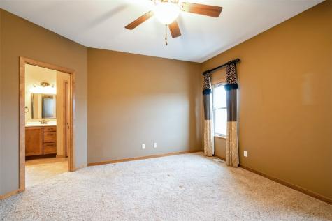 439 Creek Side Drive Fairfax IA 52228