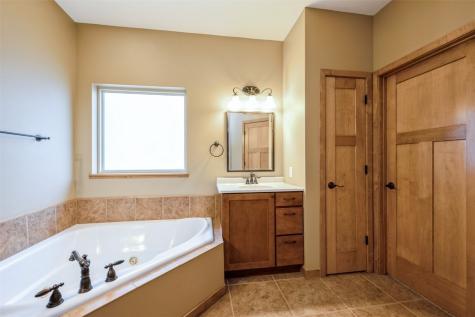 439 Creek Side Drive Fairfax IA 52228