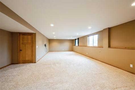 439 Creek Side Drive Fairfax IA 52228