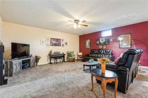 490 Erusha Drive NE Walford IA 52351