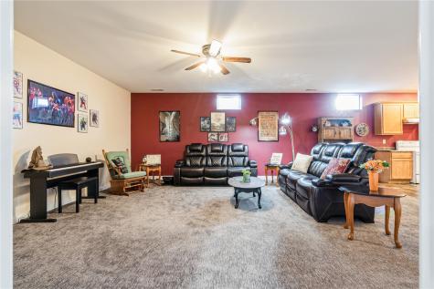 490 Erusha Drive NE Walford IA 52351