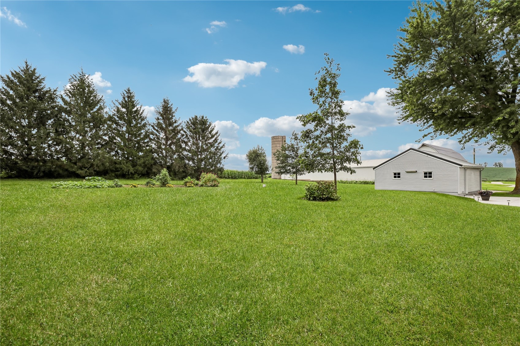 1056 R Avenue Marengo IA 52301