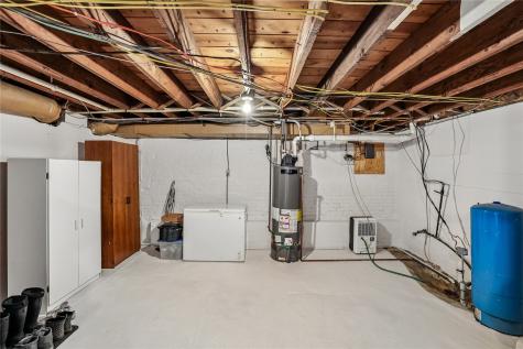 1056 R Avenue Marengo IA 52301