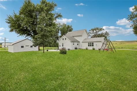 1056 R Avenue Marengo IA 52301