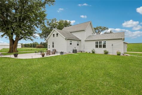 1056 R Avenue Marengo IA 52301