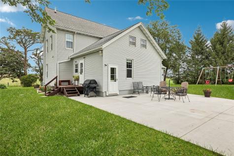 1056 R Avenue Marengo IA 52301