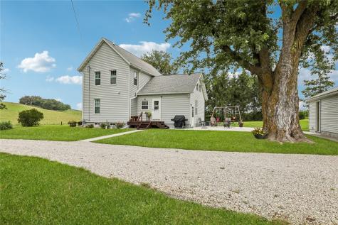 1056 R Avenue Marengo IA 52301