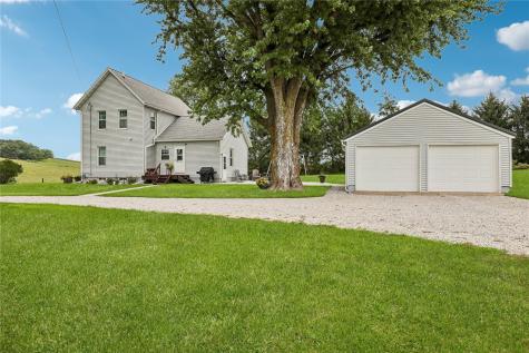 1056 R Avenue Marengo IA 52301