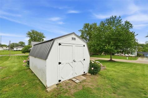327 Rose Avenue Swisher IA 52338