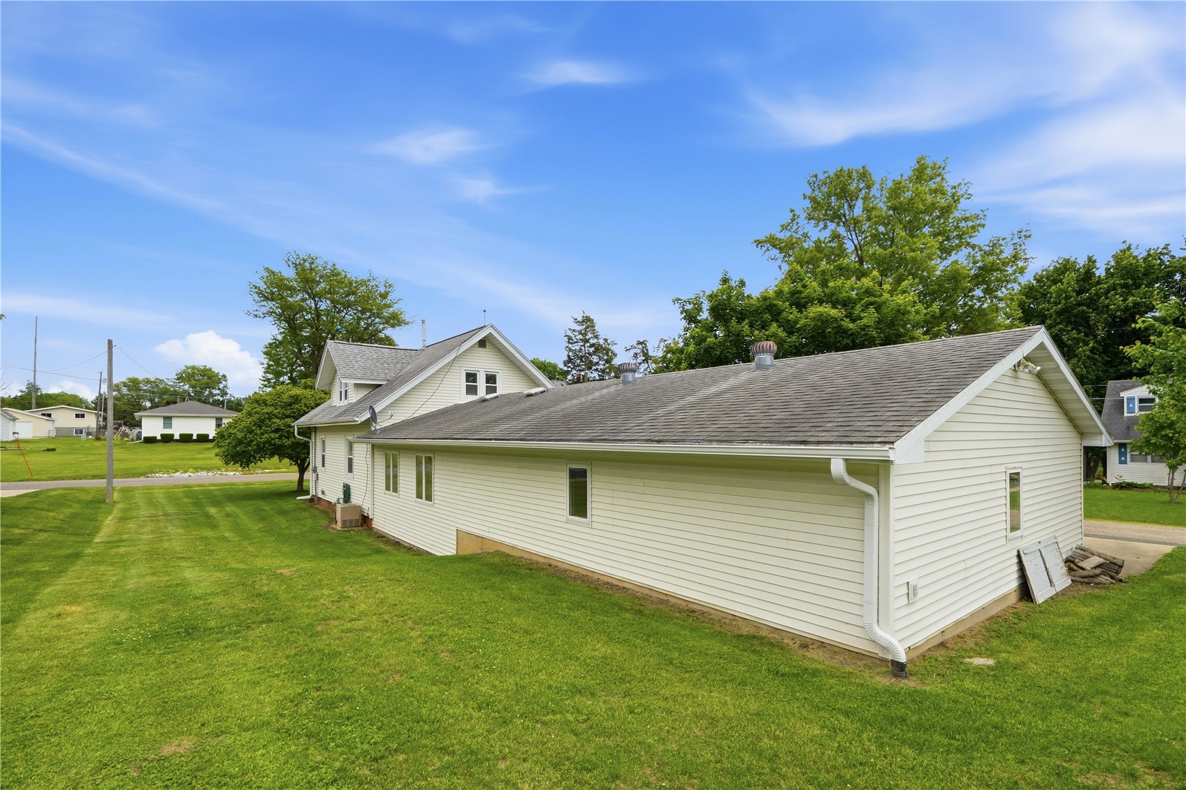327 Rose Avenue Swisher IA 52338