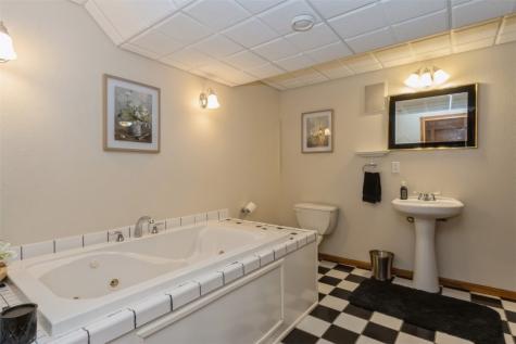 120 Highland Avenue Fairfax IA 52228