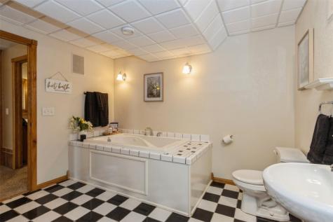 120 Highland Avenue Fairfax IA 52228
