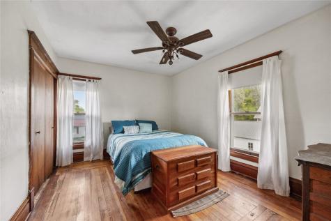 1122 Franklin Street Center Point IA 52213