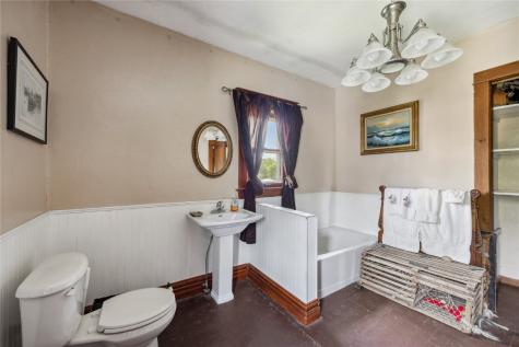 1122 Franklin Street Center Point IA 52213