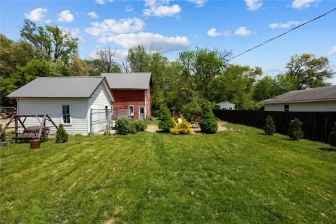1122 Franklin Street Center Point IA 52213