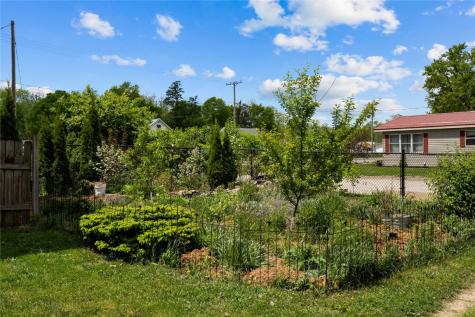 1122 Franklin Street Center Point IA 52213