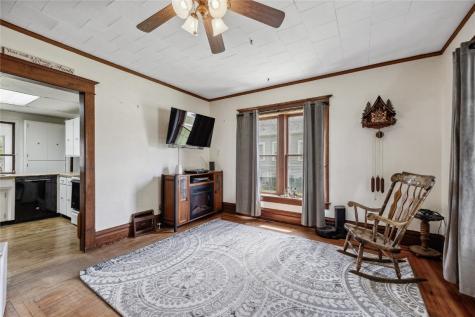 1122 Franklin Street Center Point IA 52213