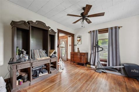 1122 Franklin Street Center Point IA 52213